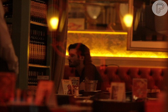 Fiuk foi fotografado enquanto jantava no Paris 6
