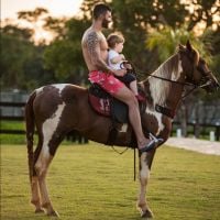 Andressa Suita se derrete por foto de Gusttavo Lima e filho no cavalo: 'Vidas'