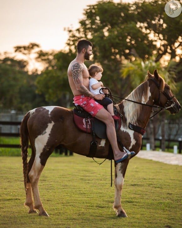 Andressa Suita se derrete por foto de Gusttavo Lima e filho Gabriel no cavalo, postada por ele no Instagram na terça-feira, dia 20 de março de 2019