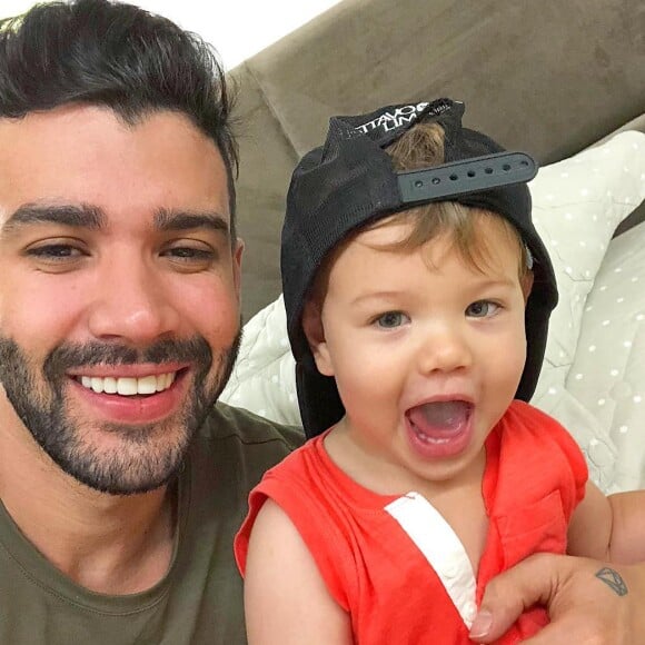 Gusttavo Lima encantou seguidores em clique com o filho Gabriel no cavalo: 'Quando tiver filhos, você vai entender'