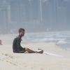 Kayky Brito é adepto ao surfe e constanetemente é flagrado nas praias do Rio de Janeiro