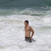 Kayky Brito exibe o corpo definido em dia de praia