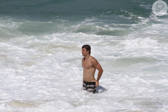 Kayky Brito exibe o corpo definido em dia de praia