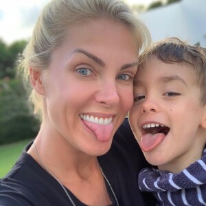 A mamãe Ana Hickmann ficou toda orgulhosa do filhinho, Alexandre que fez o vídeo mais fofo do canal dela.