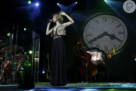 Sandy no palco: peças com toque boho chique marcaram a turnê "Meu Canto"
