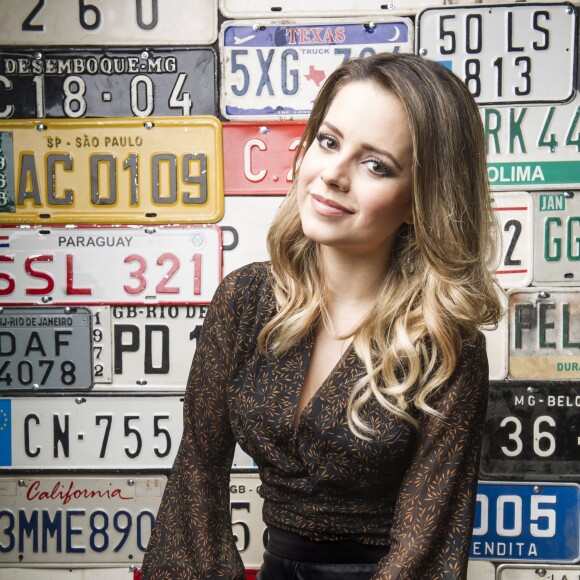 Evolução fashion de Sandy: Top cropped com calça de cintura alta é um ótimo combo. Quando o top é de manga longa fica ainda mais sofisticado