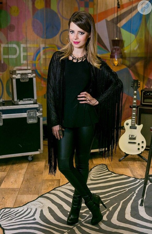 Evolução fashion de Sandy: look all black com mix de texturas, couro e franjas para ser jurada do 'Super Star'