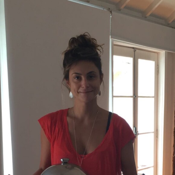 Fernanda Gentil mostrou a mulher, Priscila Montadon, levando uma bandeja na cama para ela, durante a comemoração de 3 anos de relacionamento do casal.