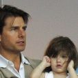  Suri, filha de Tom Cruise e Katie Holmes, foi até a Inglaterra para encontrar o astro da franquia 'Missão Impossível'. 