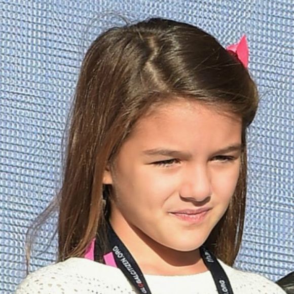 Suri, filha de Tom Cruise resolveu que quer se relacionair com o pai depois dos dois ficarem 6 anos sem se ver.