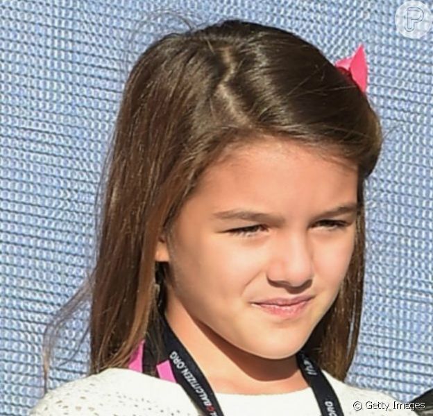 Suri, filha de Tom Cruise resolveu que quer se relacionair com o pai depois dos dois ficarem 6 anos sem se ver.