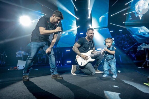 Mateus é pai de Dom, de 1 ano: o menino já apareceu no palco com ele em show