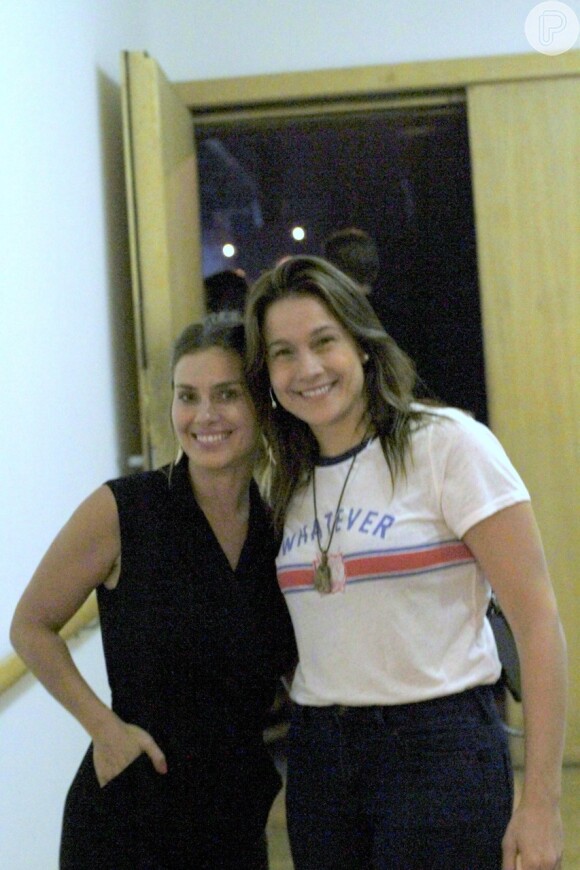 Fernanda Gentil recebeu Carolina Dieckmann em estreia de monólogo