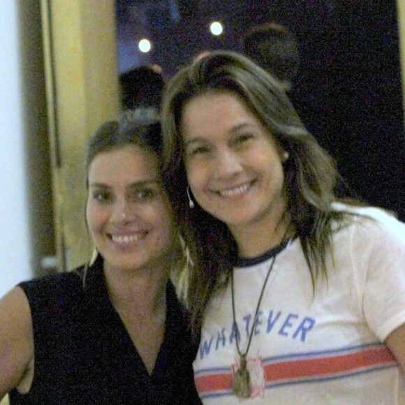 Fernanda Gentil recebeu Carolina Dieckmann em estreia de monólogo