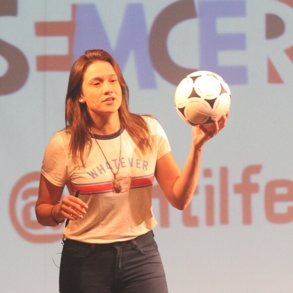 Fernanda Gentil vai apresentar na Globo programa que mescla jornalismo e entretenimento. Atração pode ocupar a faixa matinal, jogando o 'Encontro' para a grade vespertina
