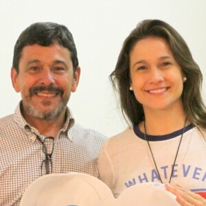 Fernanda Gentil recebeu o pai, Maurício, na estreia de seu monólogo 'Sem Cerimônia'