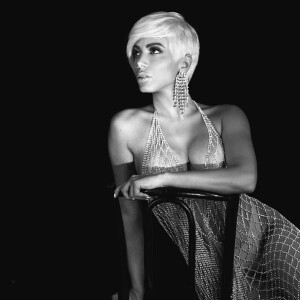 Anitta entra em uma vibe retrô no clipe 'Tu Y Yo'. Muita transparência, ela colocou um vestido de pedraria que por cima de uma pant nude