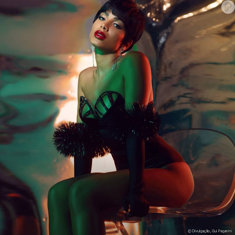 Anitta usou um body preto com busto estruturado na música ...