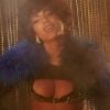 Anitta apostou na vibe anos 80 com uma espécie de bolero fechado com aplicação de plumas no track 'Juego'