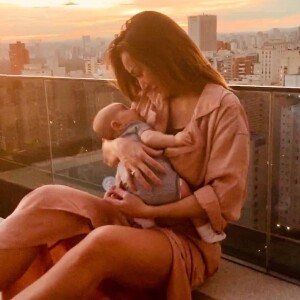 Sabrina Sato exalta importância da amamentação em sua relação com a filha, Zoe: 'O meu momento'