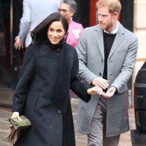 O preto também foi recorrente nas produções de Meghan Markle grávida: nesta, ela deu um tom colorido com botas e clutch verdes