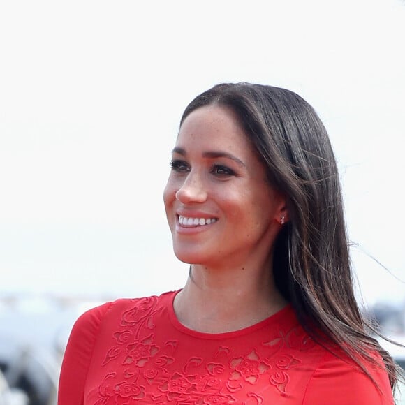 Meghan Markle também usou o tom durante a tour com o marido à Oceania e evidenciou a barriguinha do segundo trimestre da gravidez