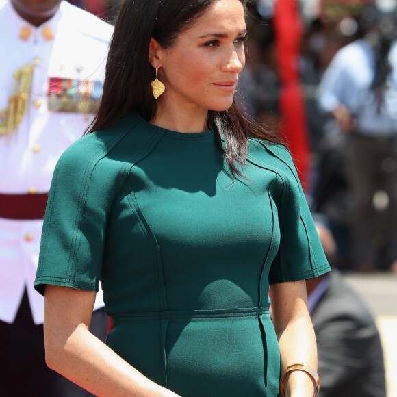 Meghan Markle apostou num vestido Jason Wu que evidenciou a barriga durante a viagem a Oceania
 
