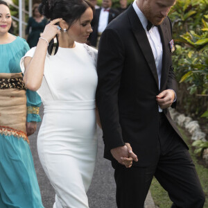 Meghan Markle usou longo da Theia Couture em Tonga e a peça, com cintura marcada, valorizou as novas curvas da mamãe de primeira viagem