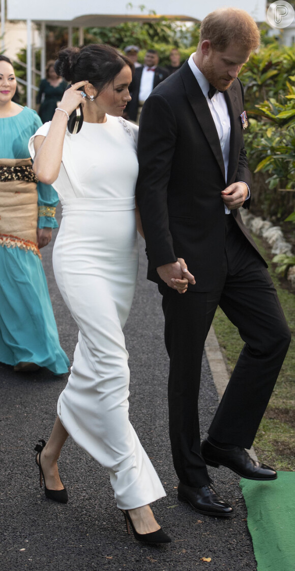Meghan Markle usou longo da Theia Couture em Tonga e a peça, com cintura marcada, valorizou as novas curvas da mamãe de primeira viagem