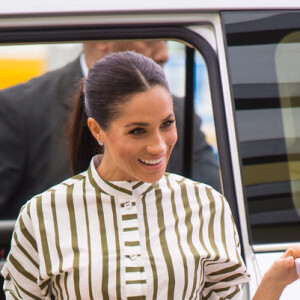 Meghan Markle, em seus looks de gravidez, também apareceu com listras em fundo branco