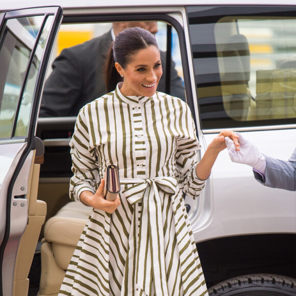 Meghan Markle, em seus looks de gravidez, também apareceu com listras em fundo branco