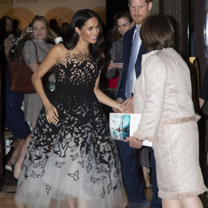 Meghan Markle optou por vestido no modelo princesa e disfarçou a barriga de grávida