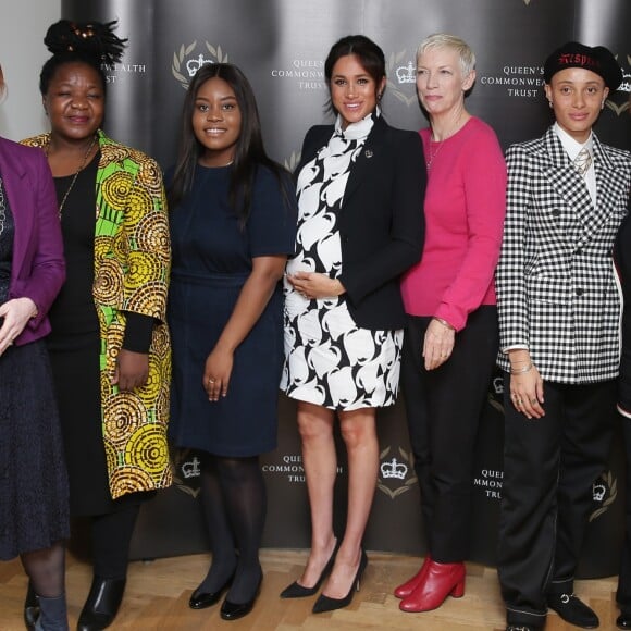 Meghan Markle, durante fórum com ativistas feministas, combinou um blazer preto com um tubinho preto e branco estampado