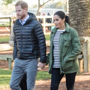 Meghan Markle, quando estava no Marrocos, também apareceu com uma produção confortável aliando botas, jeans, t-shirt listrada e jaqueta