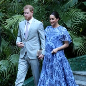 Meghan Markle, durante viagem a Marrocos, usou um longo Carolina Herrera azul de quase R$ 16 mil