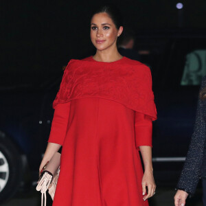 Meghan Markle, na mesma viagem, brilhou com um Valentino vermelho