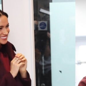 Grávida, Meghan Markle apostou em um look vinho para ajudar em uma cozinha comunitária