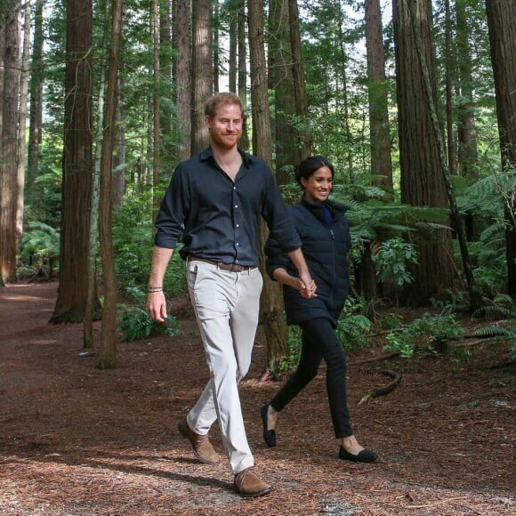Meghan Markle apostou em sapatilhas confortáveis para visita a parque ecológico durante tour a Oceania