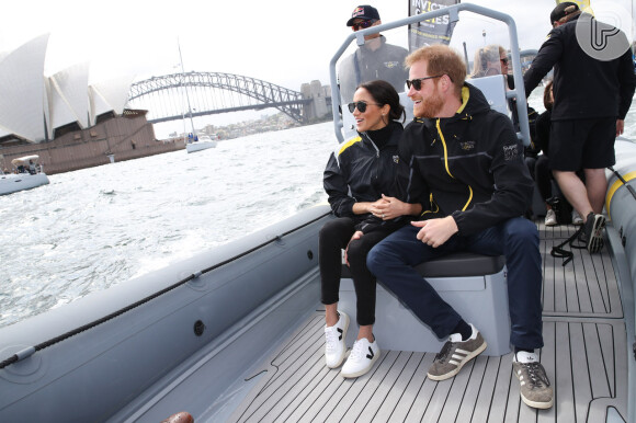 Meghan Markle, em passeio de barco na Austrália, usou um tênis franco-brasileiro