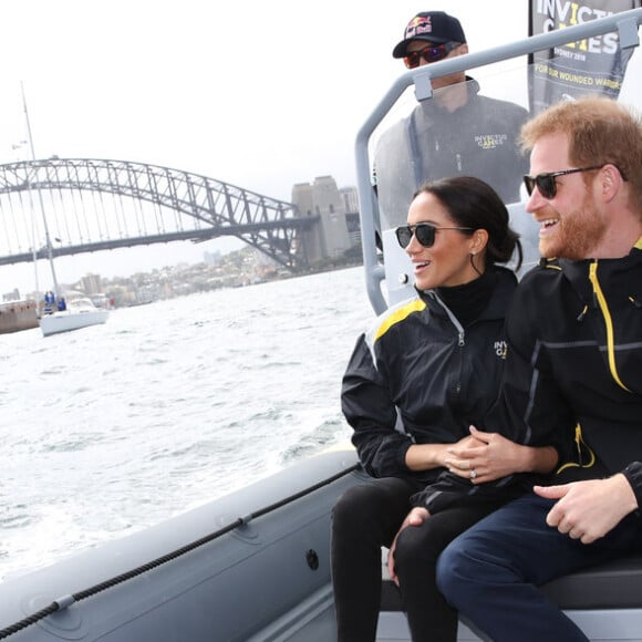 Meghan Markle, em passeio de barco na Austrália, usou um tênis franco-brasileiro