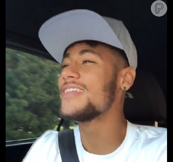 Neymar solta a voz para cantar 'Caminhos das flores', música do grupo Revelação