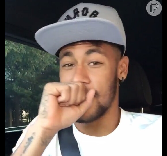 Neymar canta sucesso de Revelação em vídeo