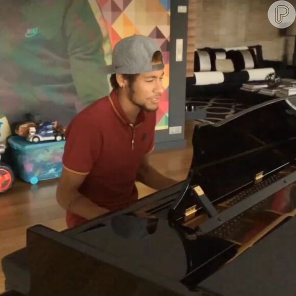 Neymar já compartilhou um vídeo em que aparece tocando piano e cantando uma música romântica do cantor D'Black