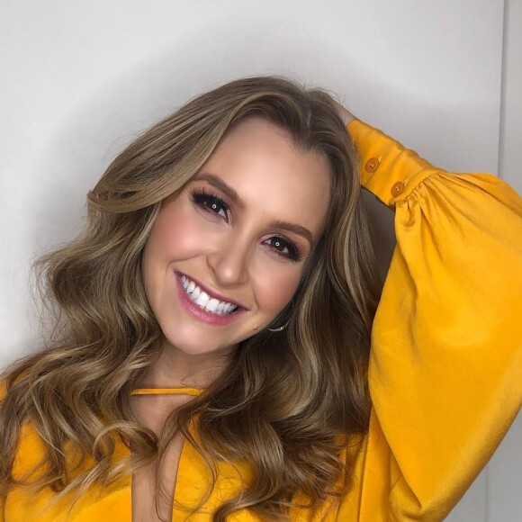 A atriz Carla Diaz foi filmada trocando beijos com o cantor sertanejo Fernando Zor.