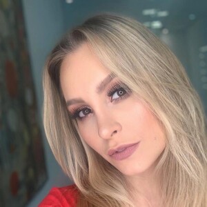 A atriz Carla Diaz relembrou sua carreira em uma entrevista ao Purepeople.