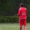 Kaká caminha no campo após levar ovada de Alexandre Pato