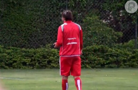 Kaká caminha no campo após levar ovada de Alexandre Pato
