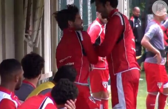 Kaká e Alexandre Pato se divertem após treino do São Paulo