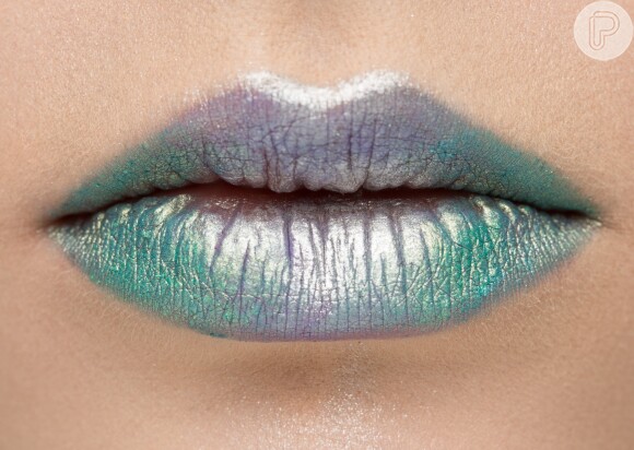 Lábios metalizados com pigmentos e sombras: combinação de cores inusitadas garante um look futurista e com muita personalidade, como o verde e o prata