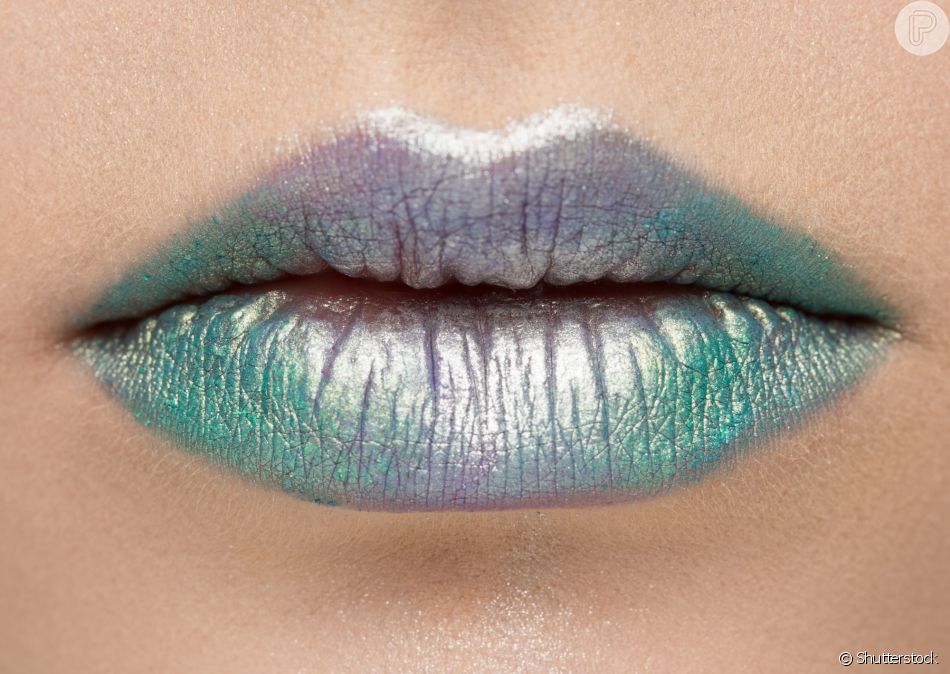 Lábios metalizados com pigmentos e sombras: combinação de cores inusitadas garante um look futurista e com muita personalidade, como o verde e o prata